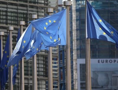 Ο ελληνικός προϋπολογισμός «πέρασε» από την Κομισιόν - Με την Ιταλία τα έβαλε ο Τσίπρας